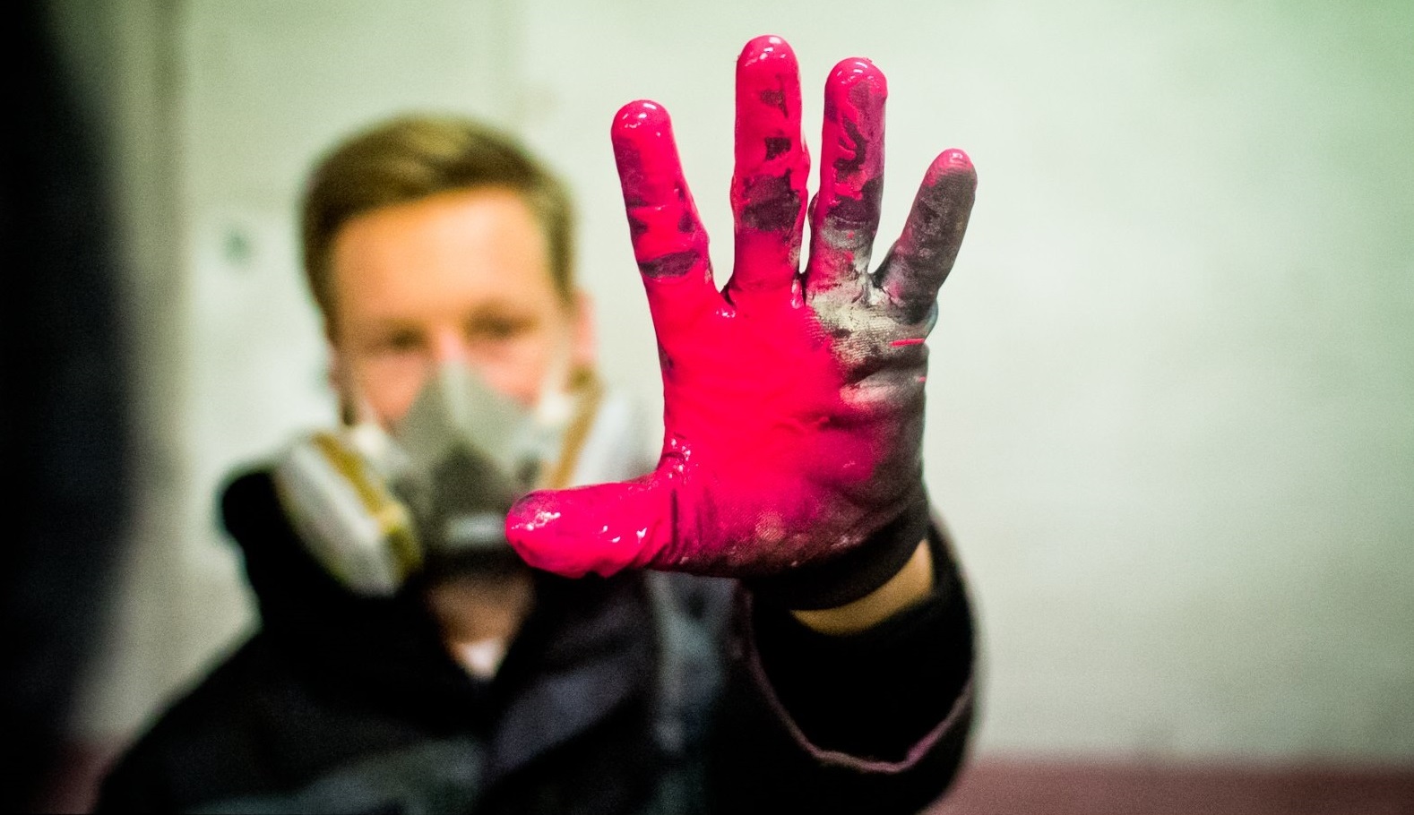 spray paint hand